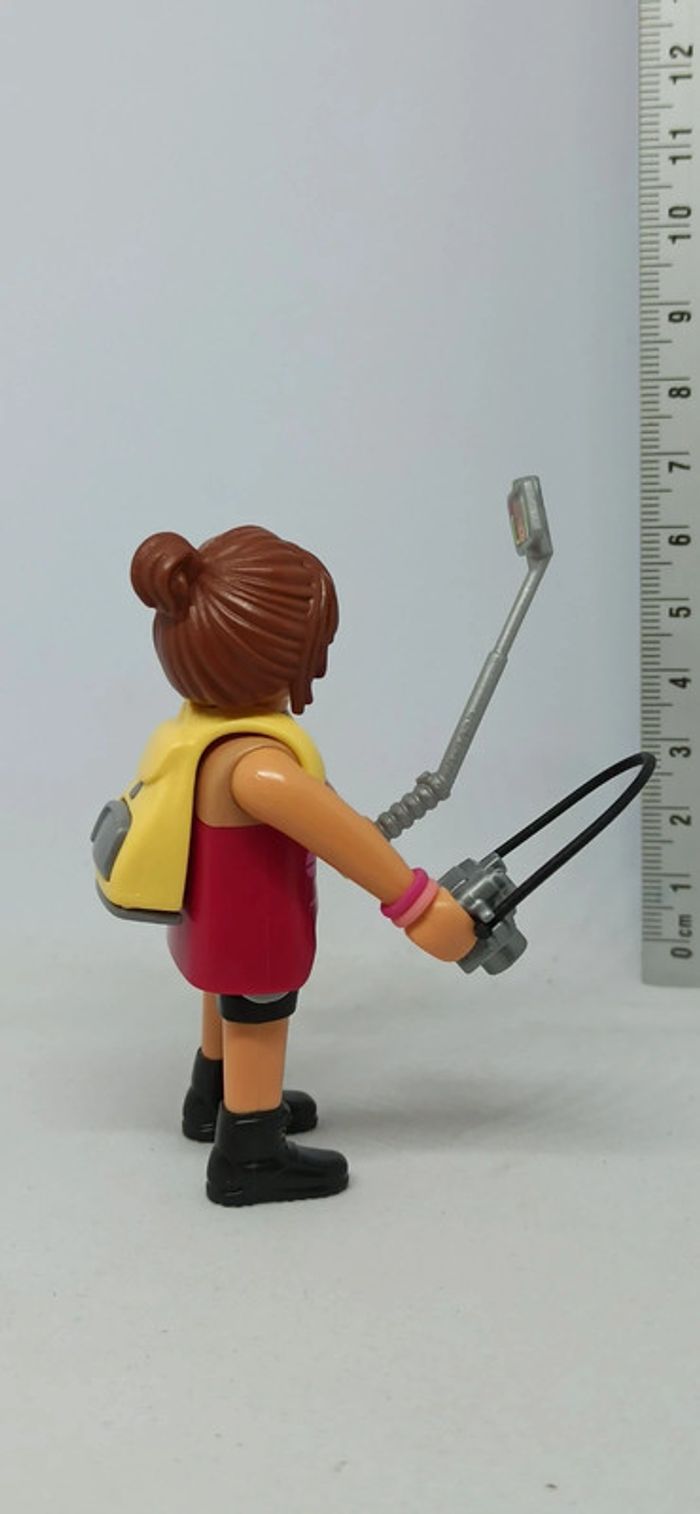 Femme randonneuse avec appareil photo et perche à selfie playmobil - photo numéro 3