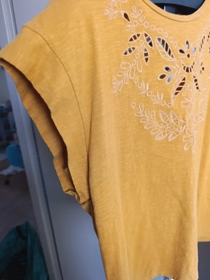 T-shirt couleur moutarde - photo numéro 4