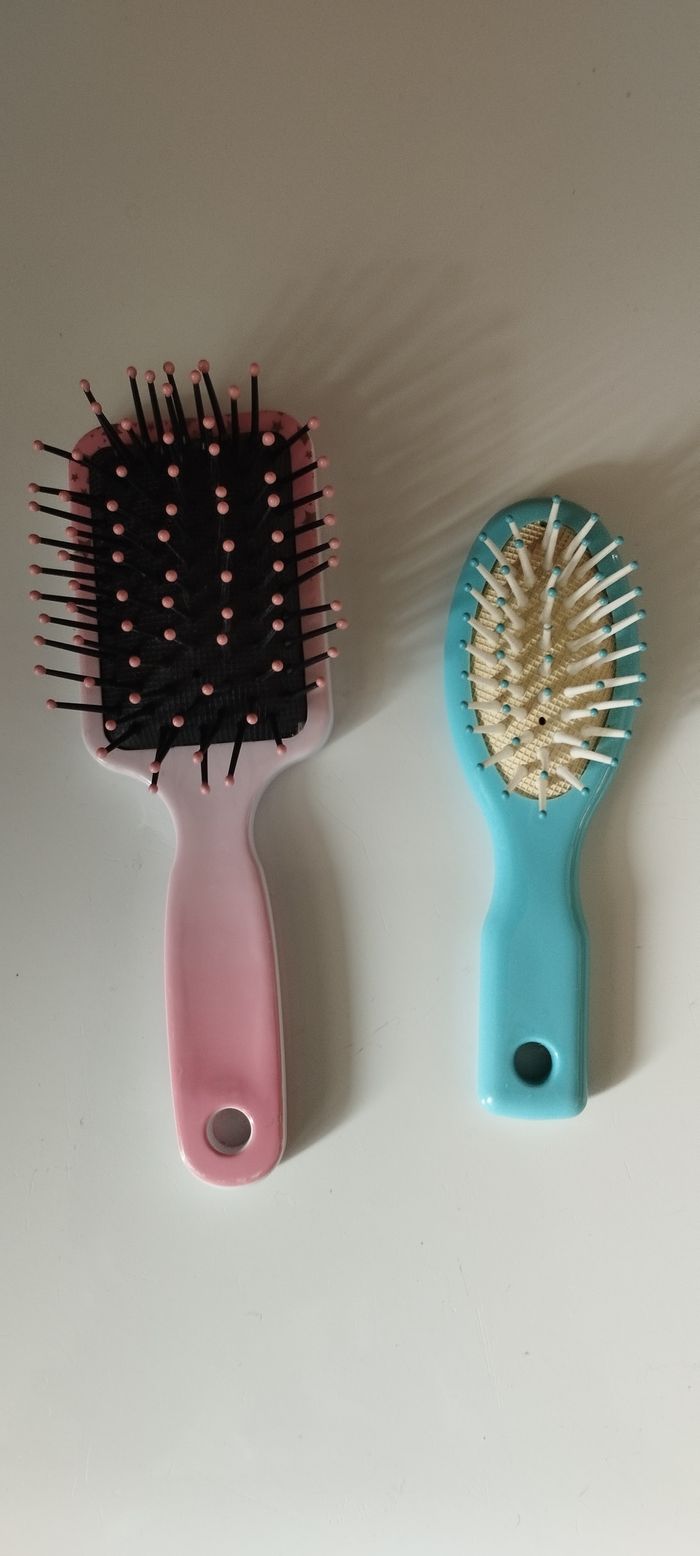 Petites brosses à cheveux