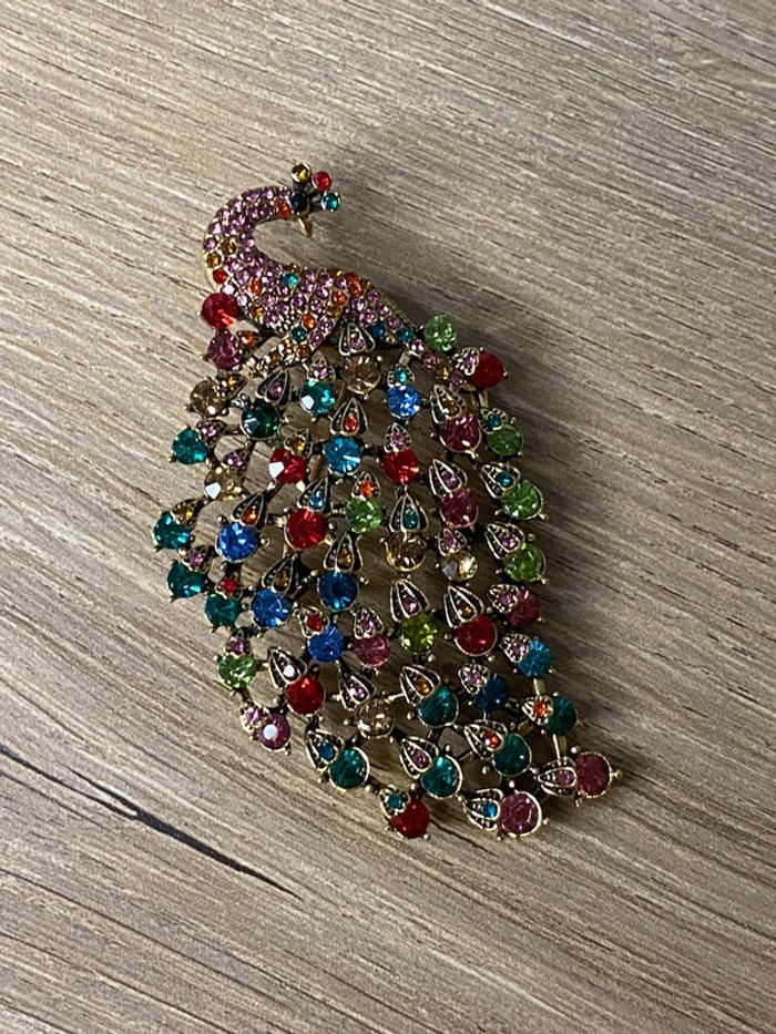 Broche paon strass multicolore