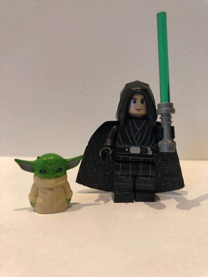 Figurine type lego Jedi Luke Skywalker et Grogu. Star Wars