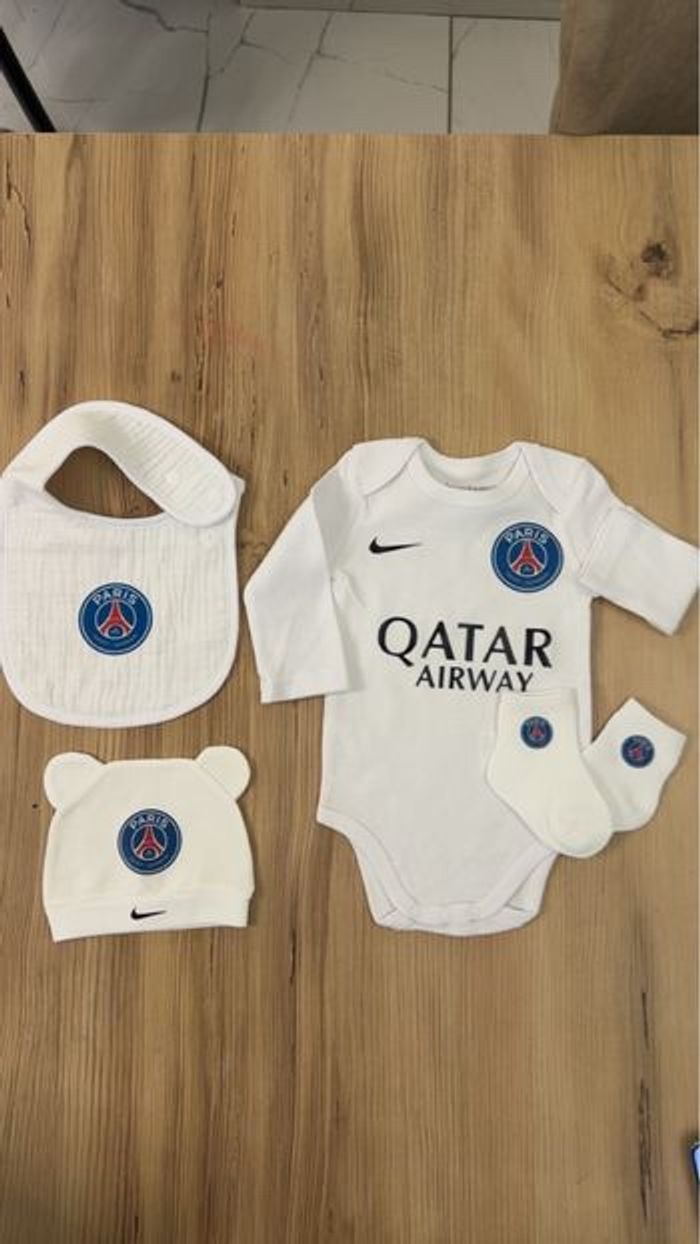 Ensemble bébé bodie bonnet chaussette et bavoir cadeau de naissance paris psg