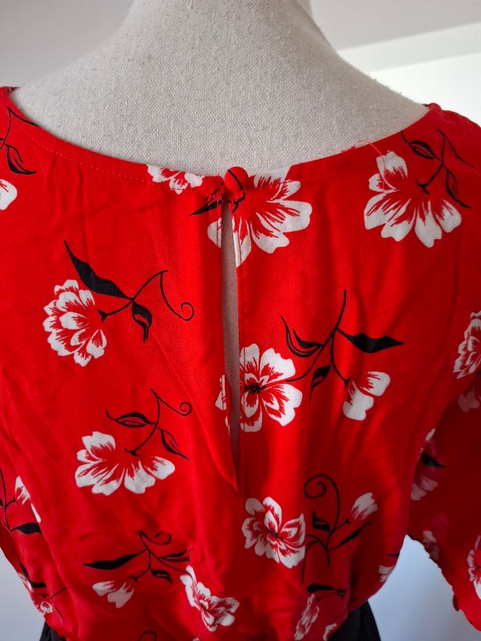 Blouse, haut rouge a fleurs noires et blanches - photo numéro 8