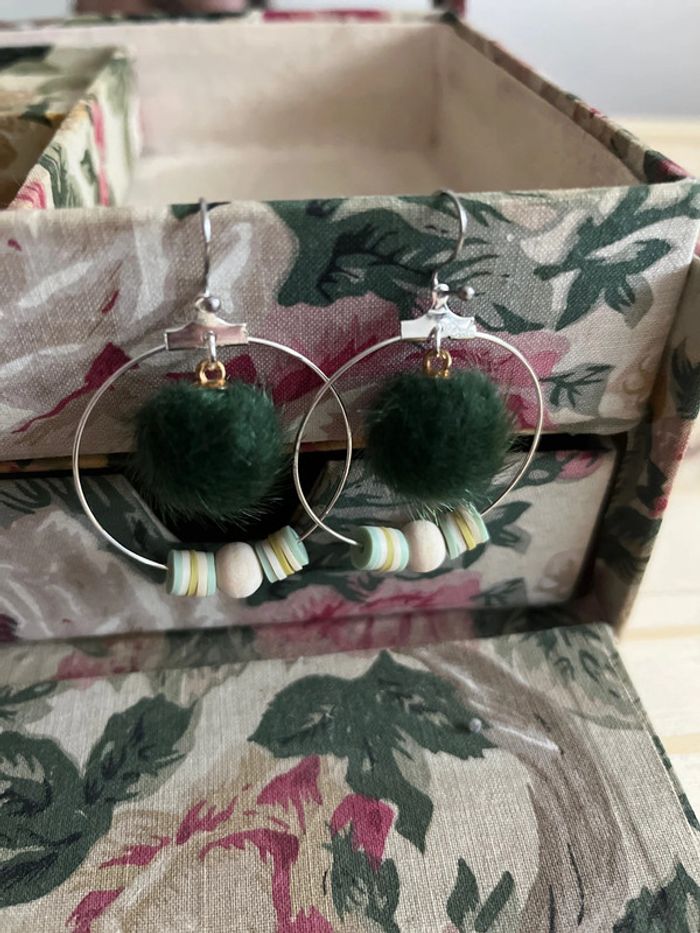 Boucles d’oreilles pendantes pompons neuves - photo numéro 1