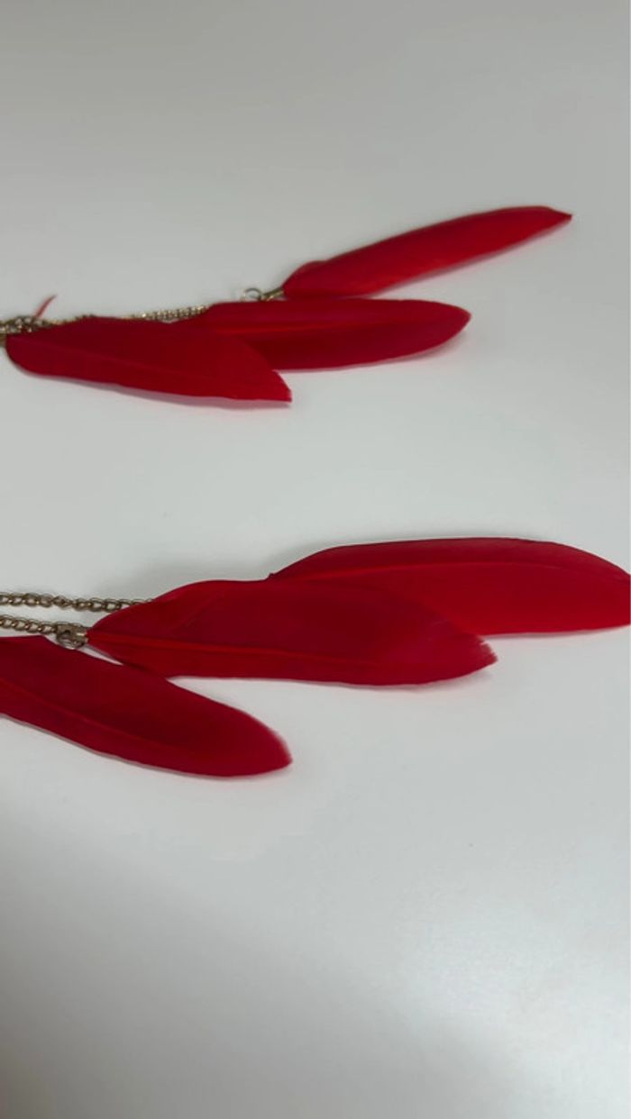 Paires de boucles d’oreilles rouge à plume - photo numéro 3