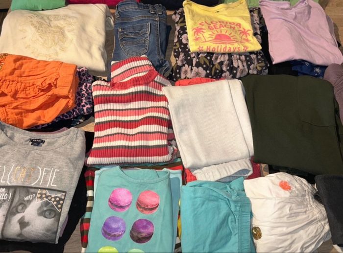 Je vous propose un lot de 48 vêtements fille