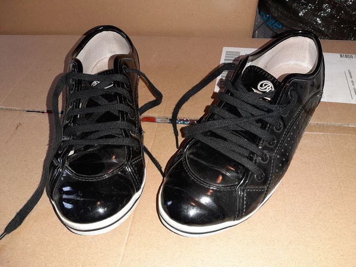 Chaussures plates vernies noires buffalo