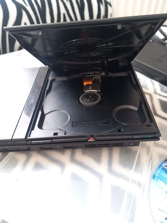 PlayStation 2 slim avec une manette et un jeu harry potter prisonnier et azkaban - photo numéro 3