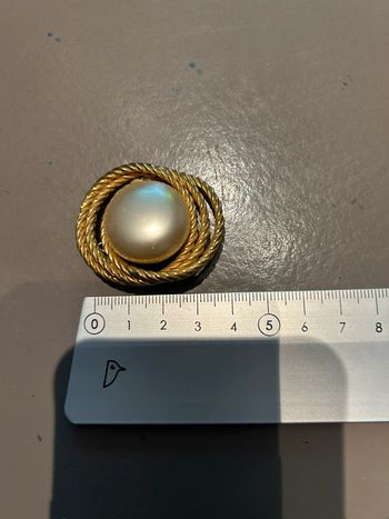 Broche dorée avec fausse perle