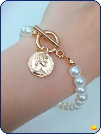 Bracelet perles blanches & breloque pièce – tendance et chic