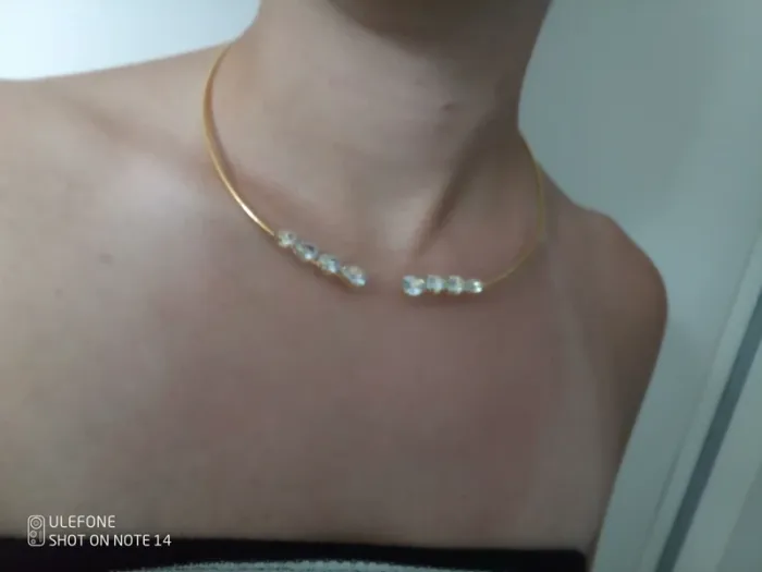 Collier tour du cou doré avec zircons blancs