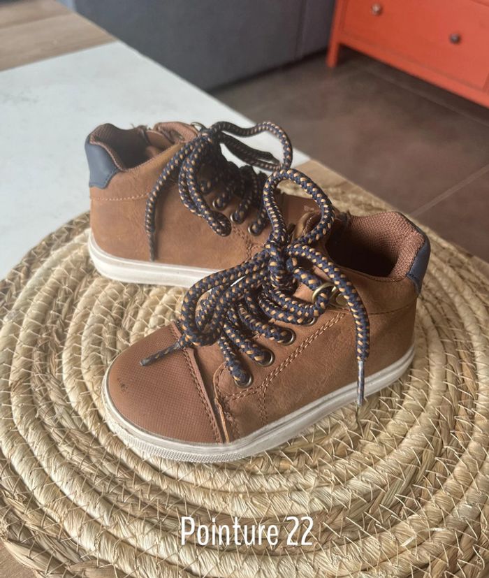 Chaussures montantes pointure 22