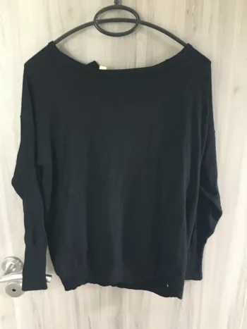 Pull fin noir avec dos en voile et petit noeud T. M