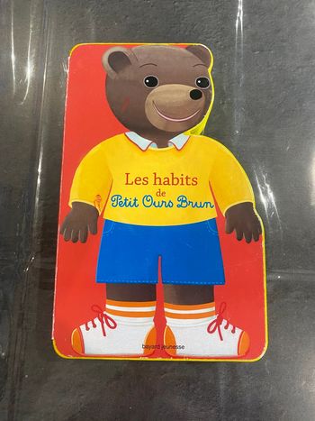 Livre les habits de petit ours brun