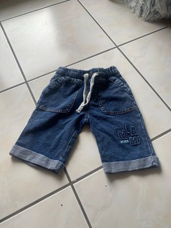 Short garçon, trois ans orchestra