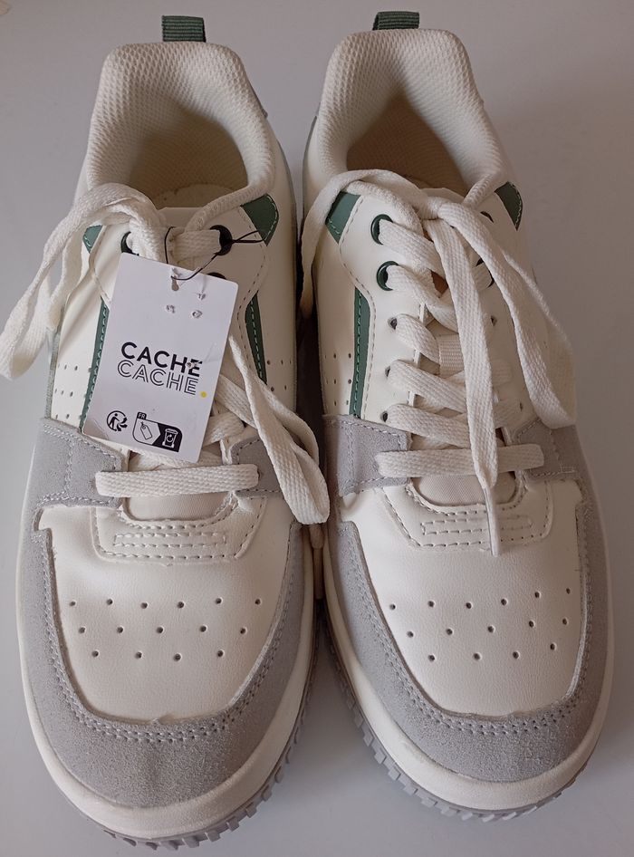 Paire de  baskets neuves . P38 . Blanc vert et gris . Lacets . Cache-cache. - photo numéro 3