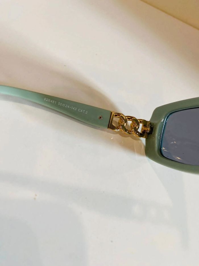 Lunette de soleil couleur vert pistache bras en chaîne dorée UV protection catégorie 2 taille small - photo numéro 7