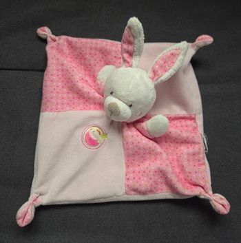 Doudou Lapin carré plat rose et à pois - Écusson poule - Mots d'enfants