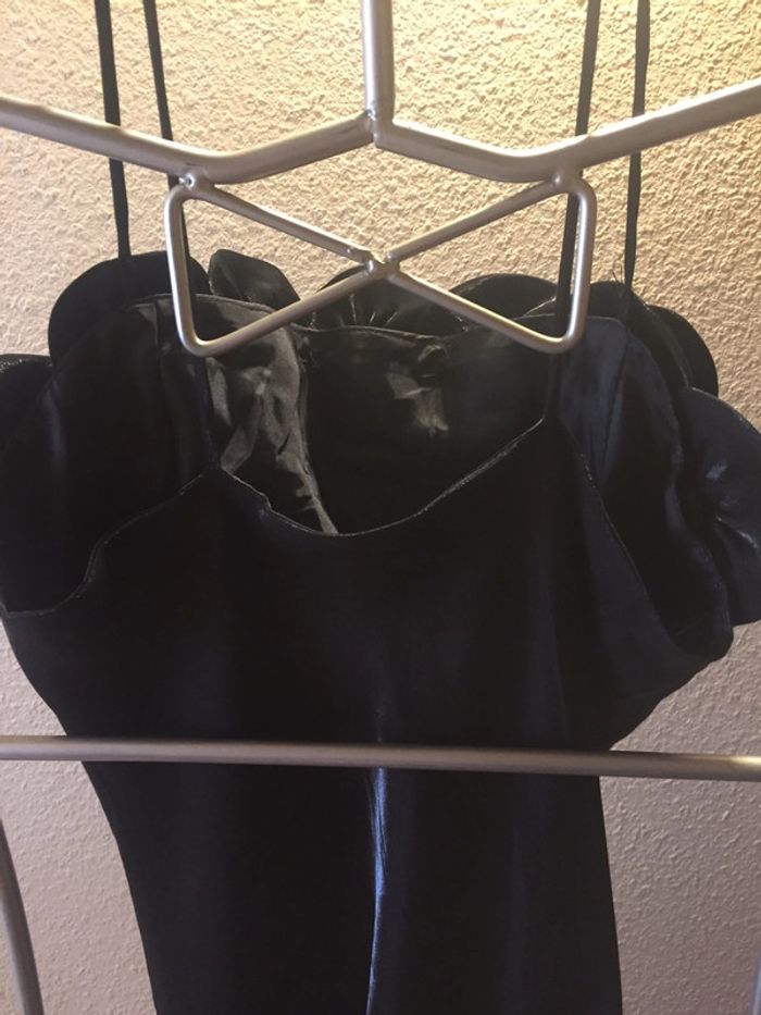 Robe de soirée noir satiné ornée de roses - photo numéro 7