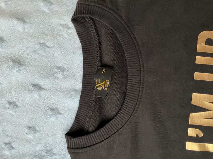 sweat noir manches longues inscription dorée devant XS fashion express - photo numéro 6