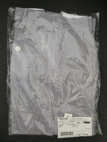 Pantalon de cuisinier.
Bragard.
Taille : 40.
Neuf, mais petite tache à l'intérieur (voir photos).