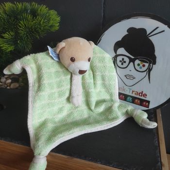 Doudou plat ours carreau vert nounours eponge marron beige blanc noeuds écharpe
