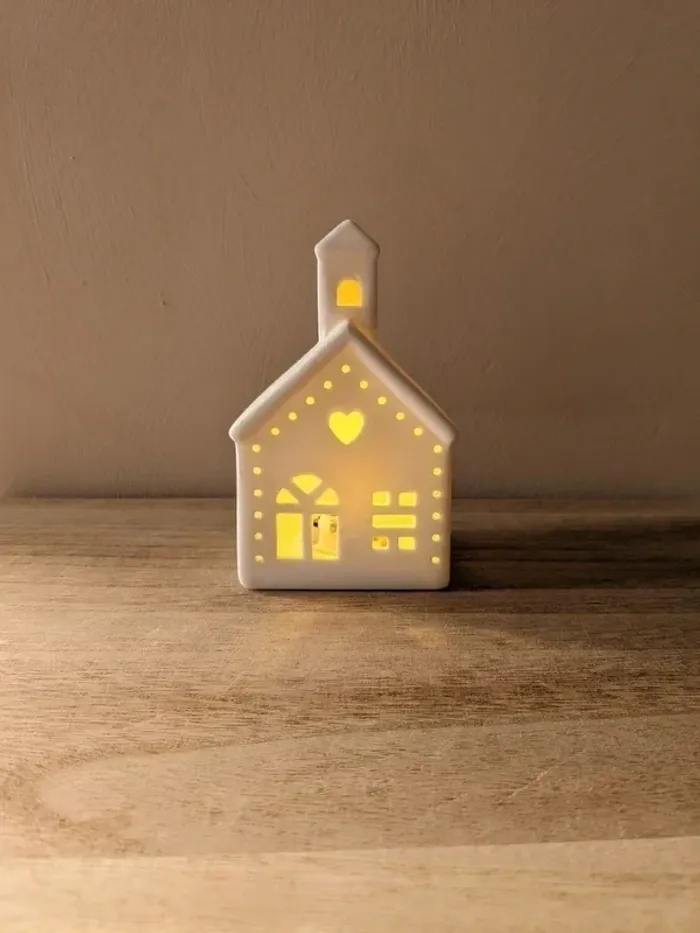 Petite église blanche lumineuse en céramique avec éclairage LED. - photo numéro 3