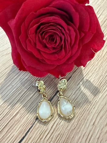 Boucles d’oreilles dorées avec gouttes nacrées 