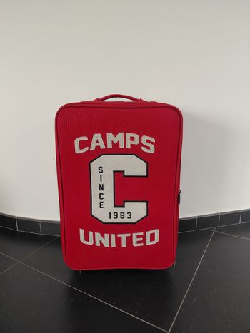 Valise rouge de voyage