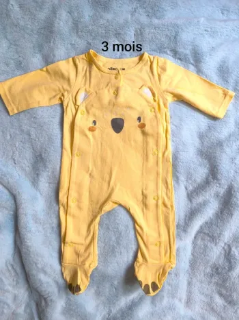 Pyjama jaune fin 3 mois