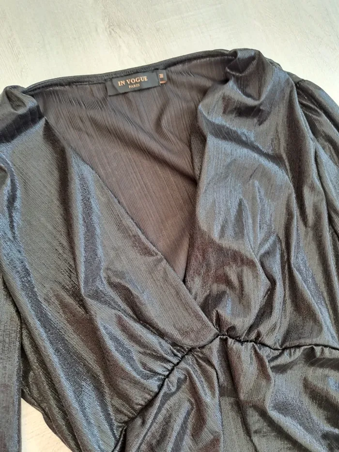 Robe noire brillante - In Vogue - taille M - ajustée - décolleté plongeant en V - robe soirée - photo numéro 2