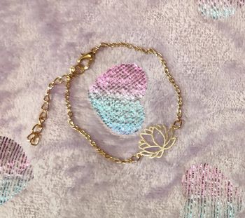 Bracelet doré avec breloque fleur de lotus ajustable