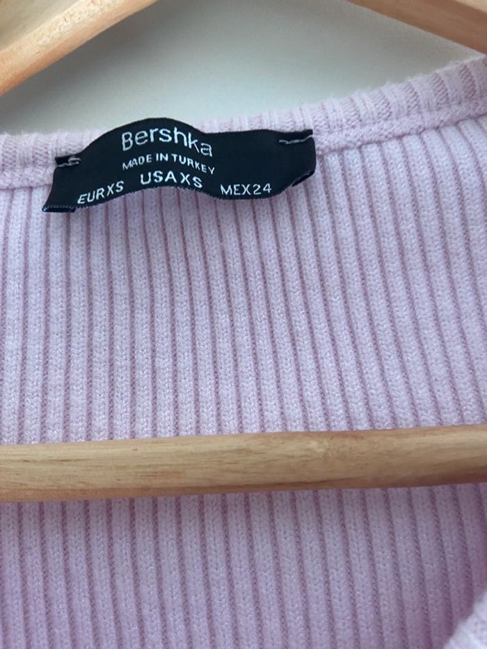 Magnifique gilet court rose brodé papillons bershka - photo numéro 5