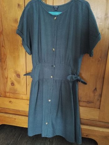 Robe bleue boutonnée devant, nœuds de chaque côté