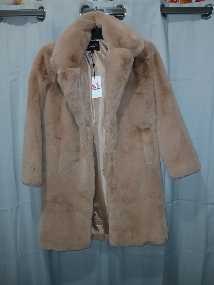 🩷 Manteau en fausse fourrure beige taille Xs – Style hivernal chic. - photo numéro 2