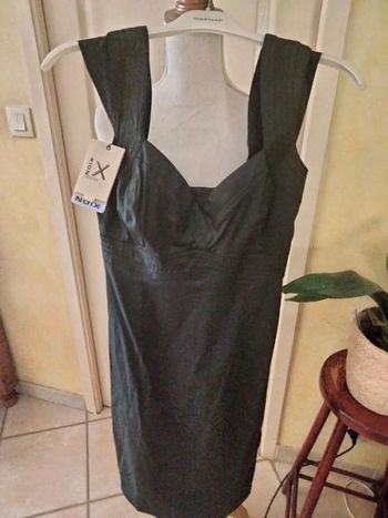 Robe bustier unie noire neuve à bretelles en 42 noix