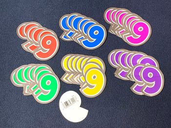 Lot 44 autocollants « 9 » ou « 6 » en 6 coloris, bord foil argenté