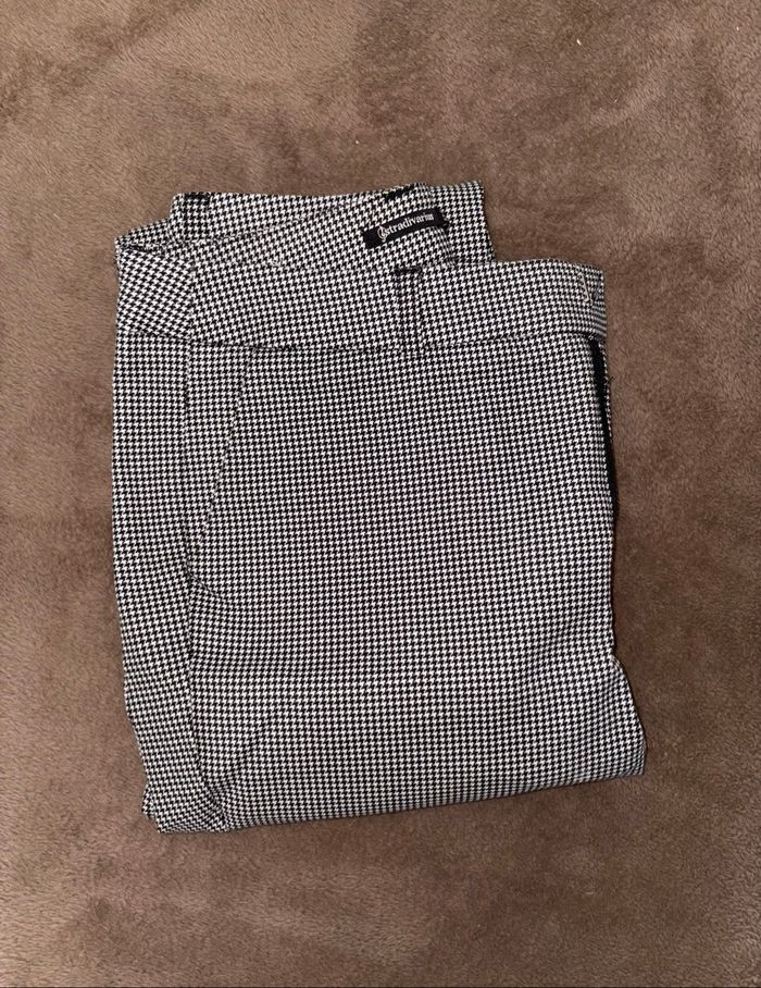 Pantalon à carreaux noir et blanc stradivarius femme taille 34 en très bon état. - photo numéro 3