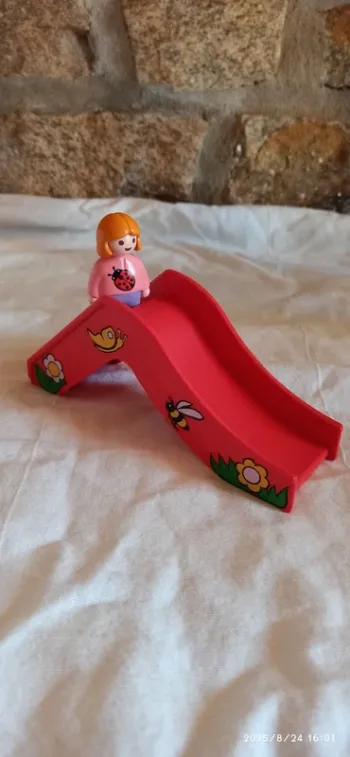 Enfant fille sur toboggan rouge playmobil 123