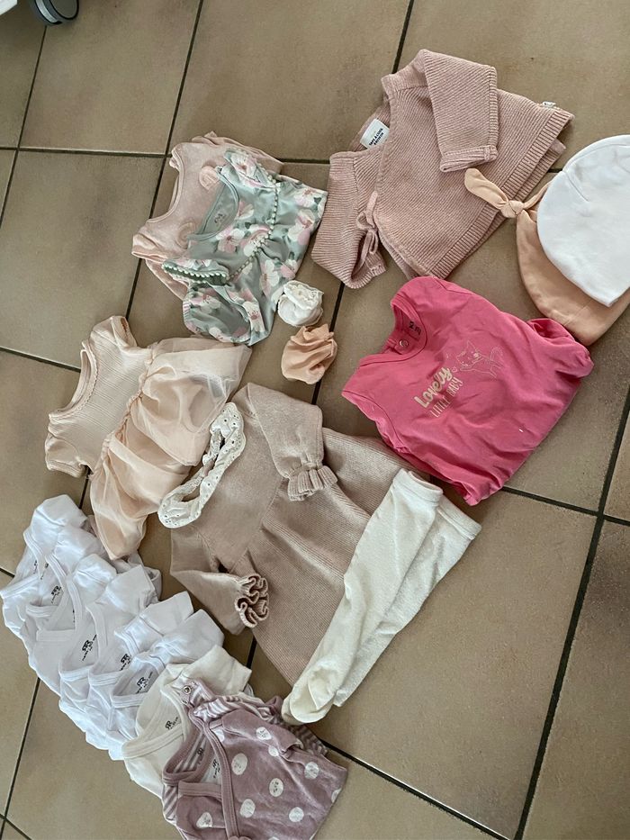 Lot de vêtements 0/1 mois fille