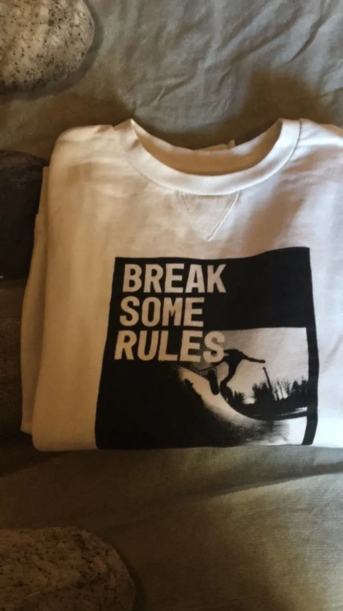 Pull blanc avec motif noir