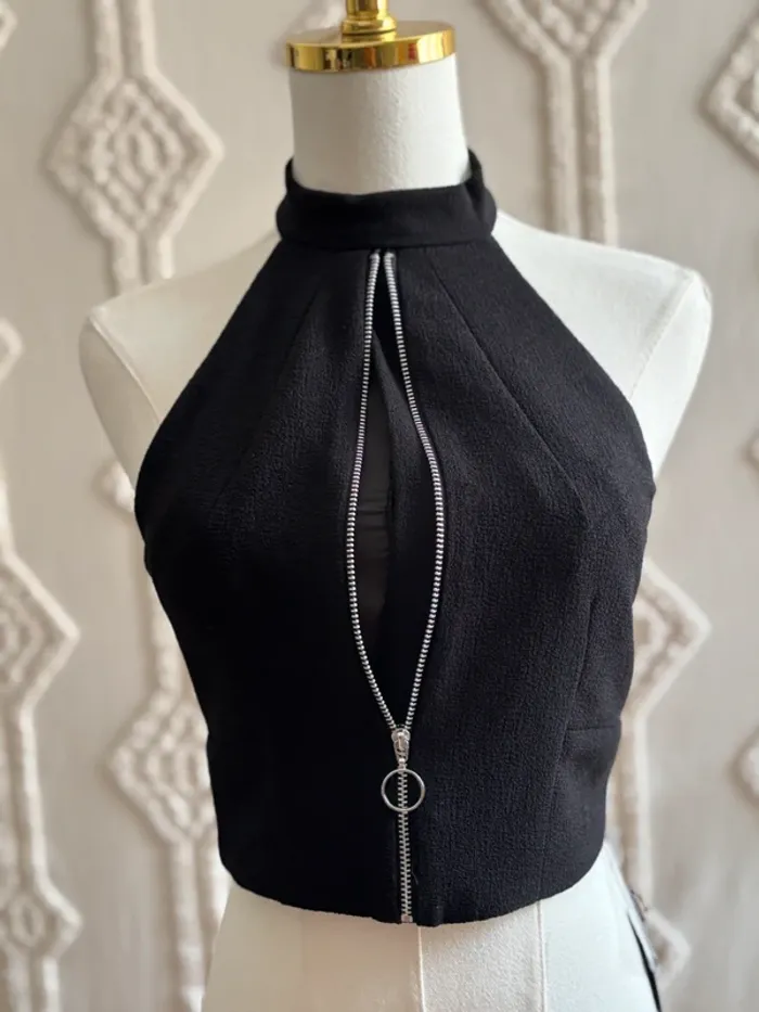 Top noir zippé col montant ASOS taille 36 – style goth chic y2k / alt / edgy - photo numéro 4