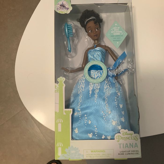Poupée disney store. Tiana neuve