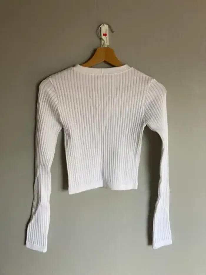 T-shirt crop manches longues Zara blanc côtelé – Neuf avec étiquette – Taille M/L (convient S) - photo numéro 5