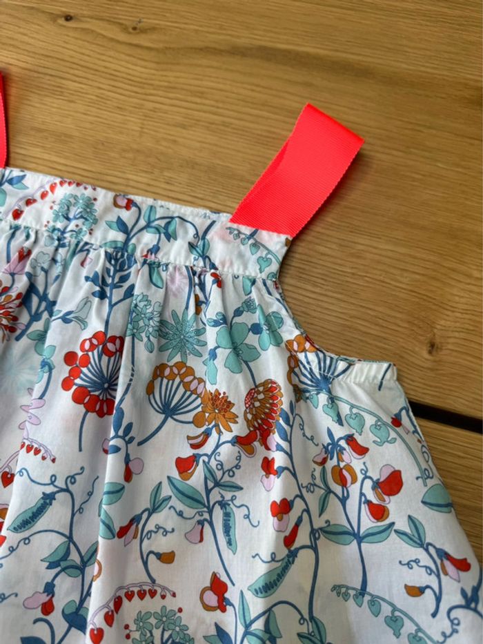 Blouse en tissu liberty Maynard tons blanc/vert/rouge et bretelles orange fluo - Taille 3 Ans - photo numéro 4