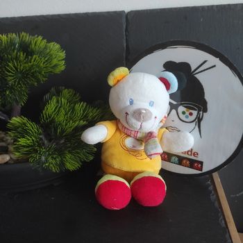 Doudou ours blanc jaune orange rouge vert rayé Nicotoy Peluche Écharpe