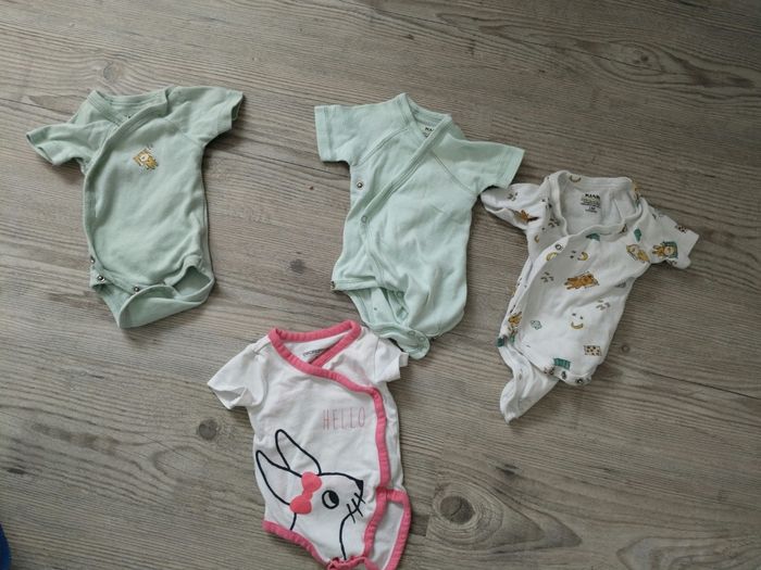 Lot de 4 bodies manches courtes 54 cm