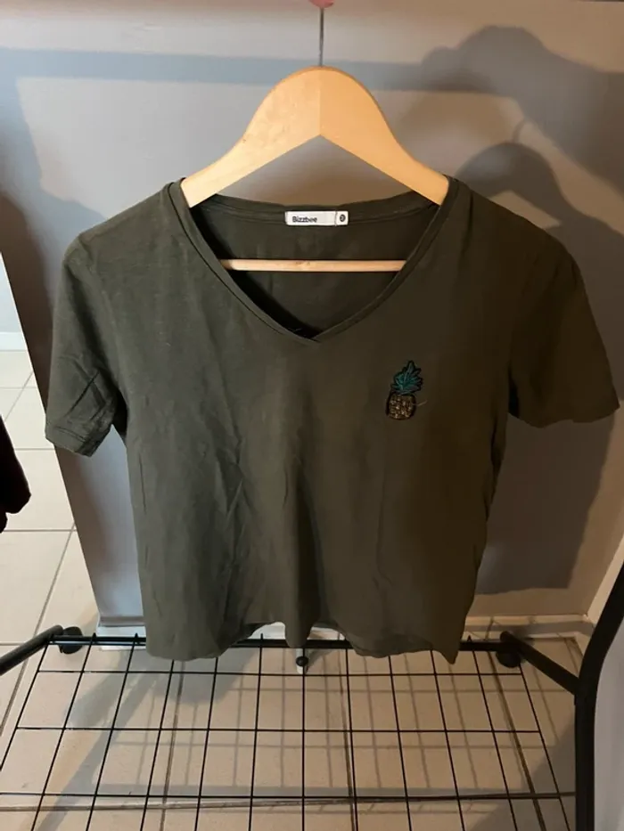 Tee-shirt kaki col V BZB