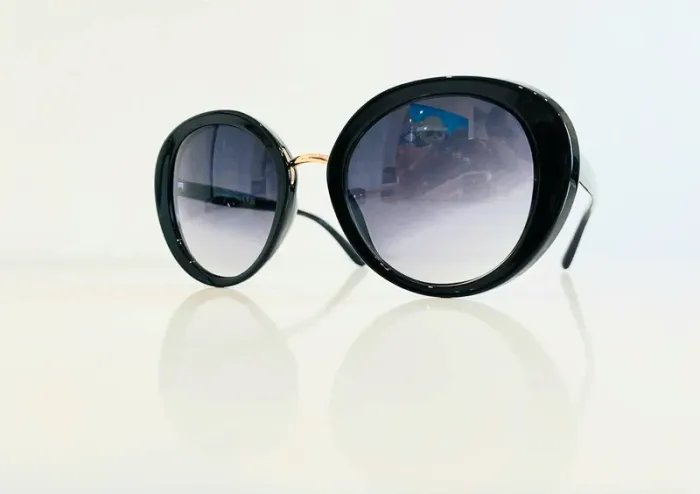 Lunette de soleil femme noire et dorée ovale verres dégradés UV protection catégorie 3 - photo numéro 3