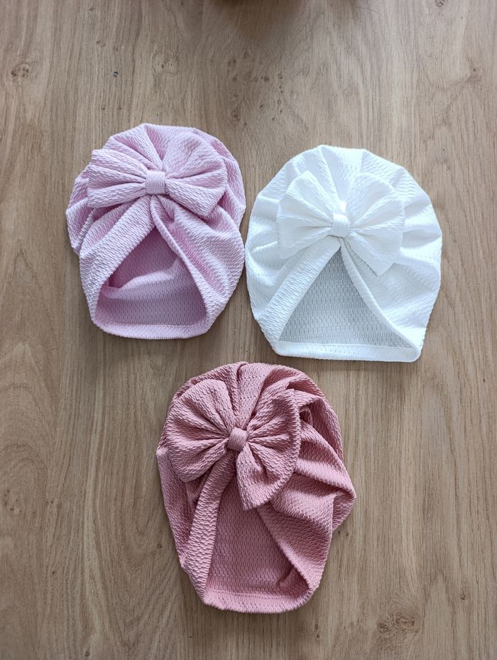 Lot bonnets avec gros noeuds bébé